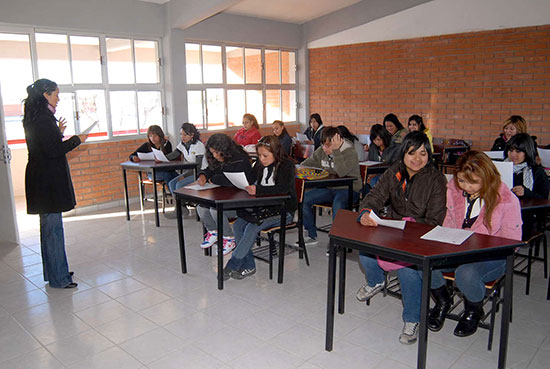 Estrenan estudiantes del CECyTEC Saltillo, nuevas instalaciones impulsadas por el gobernador Jorge Torres