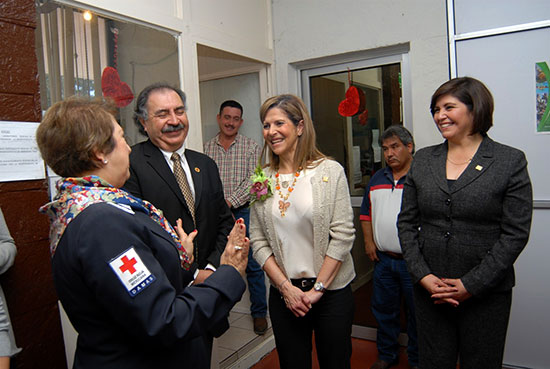 La señora Carlota Llaguno de Torres visitó la Cruz Roja delegación Monclova