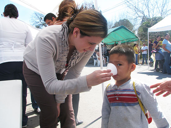 Lleva Anateresa brigada de salud a la Villa de San Juan de Sabinas