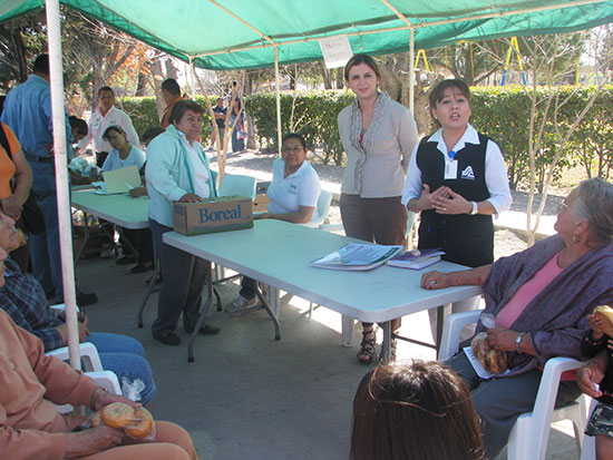 Lleva Anateresa brigada de salud a la Villa de San Juan de Sabinas