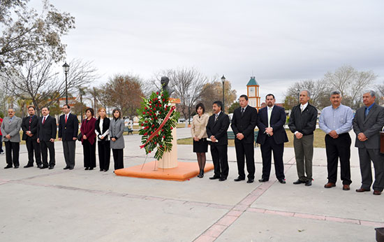 Montan autoridades municipales y educativas guardia de honor en memoria de Francisco I. Madero