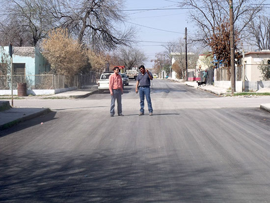 Supervisa Antonio Nerio obras de pavimentación en Nueva Rosita