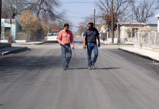 Supervisa Antonio Nerio obras de pavimentación en Nueva Rosita