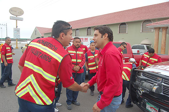 Apoya Antonio Nerio a brigadistas de Bomberos y Protección Civil