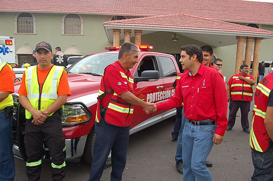 Apoya Antonio Nerio a brigadistas de Bomberos y Protección Civil