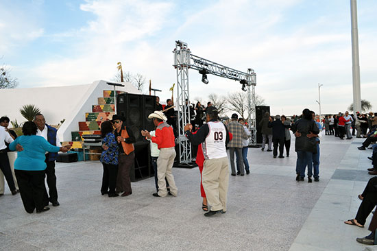 Disfrutan adultos mayores baile del recuerdo en área de la Gran Plaza