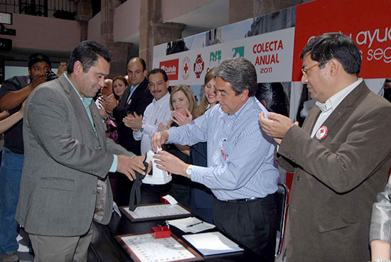 El gobernador Jorge Torres López y su esposa Carlota Llaguno inician la Colecta Anual de la Cruz Roja 2011