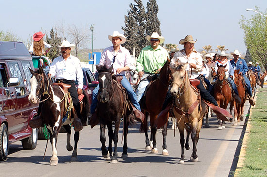 Encabeza Antonio Nerio cabalgata del ejido Paso del Coyote