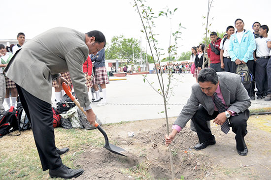 Entrega alcalde árboles y contenedores en la E.S.T. 84