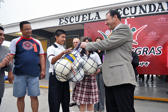 Entrega alcalde árboles y contenedores en la E.S.T. 84