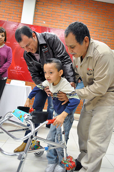 Entregan alcalde y su esposa equipos para personas discapacitadas