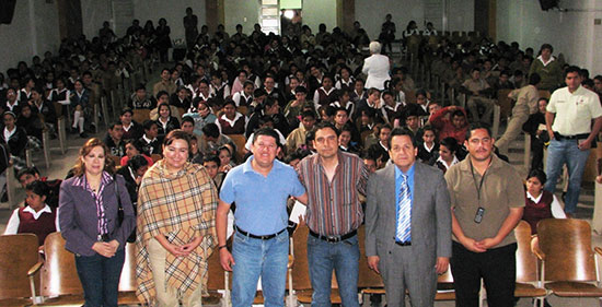 Imparten conferencia motivacional a alumnos de secundaria