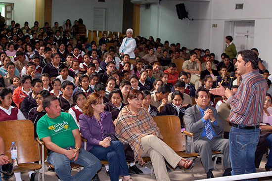 Imparten conferencia motivacional a alumnos de secundaria