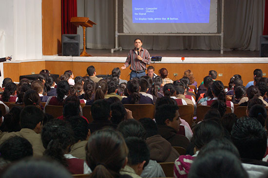 Imparten conferencia motivacional a alumnos de secundaria