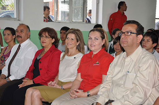 La señora Carlota Llaguno de Torres encabezó dinámicas para prevenir embarazos en adolescentes