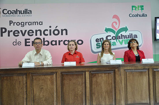 La señora Carlota Llaguno de Torres encabezó dinámicas para prevenir embarazos en adolescentes