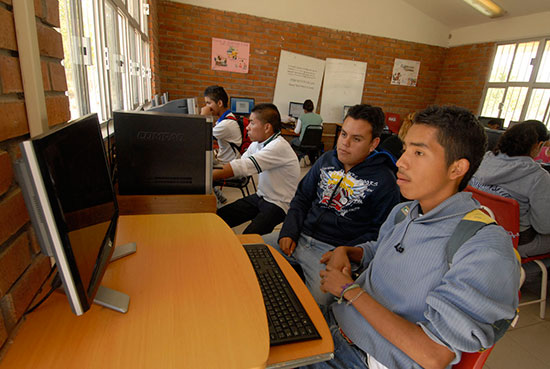 Más infraestructura vial, de salud y educación otorga el gobierno del estado a La Laguna