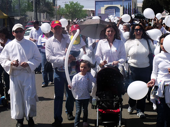 Participan Antonio y Anateresa Nerio en marcha del Día de la Familia