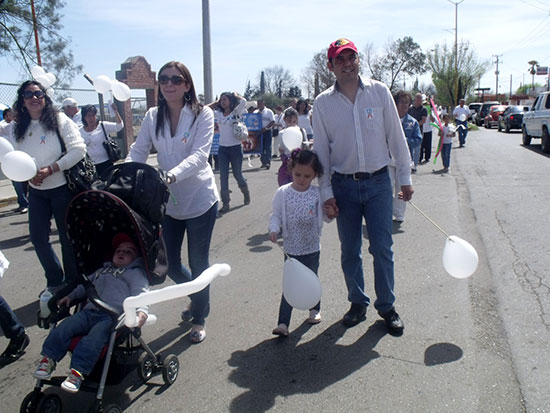 Participan Antonio y Anateresa Nerio en marcha del Día de la Familia