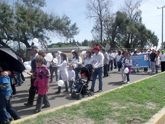 Participan Antonio y Anateresa Nerio en marcha del Día de la Familia