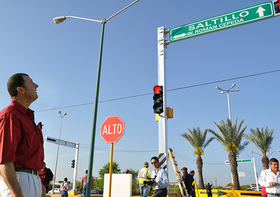 Pone  alcalde en funcionamiento sistema de semaforización