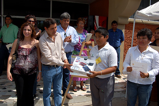 Premia Antonio Nerio a ganadores de concurso por Día Mundial del Agua