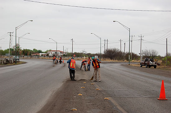 Supervisa Antonio Nerio trabajos de limpieza en carretera a Múzquiz