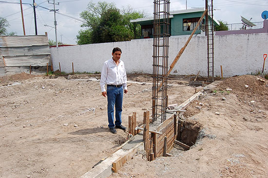 Verifica Antonio Nerio trabajos de construcción del salón Benito Juárez