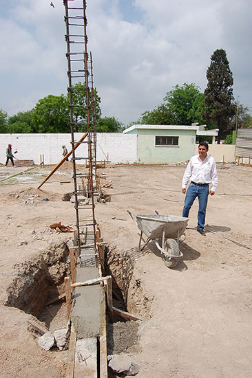 Verifica Antonio Nerio trabajos de construcción del salón Benito Juárez