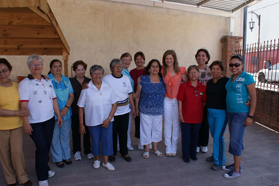 Visita la señora Carlota Llaguno de Torres el Centro Diurno de la Tercera Edad en Saltillo 