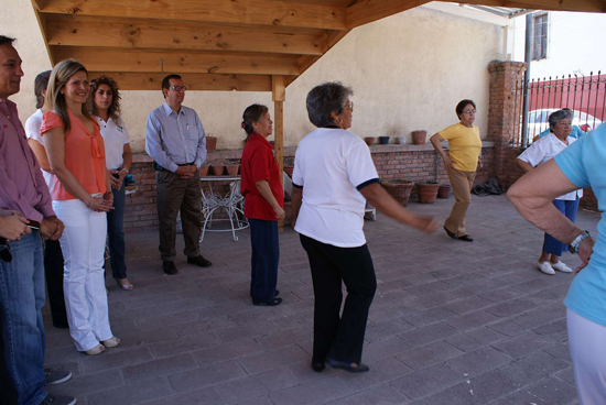 Visita la señora Carlota Llaguno de Torres el Centro Diurno de la Tercera Edad en Saltillo 