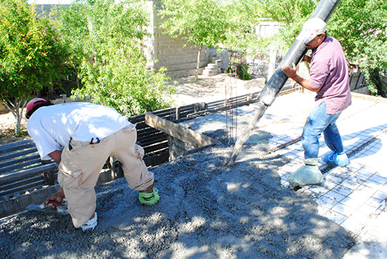 Benefician a ochenta familias de zonas marginadas con techo de concreto