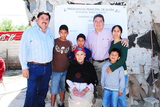 Benefician a ochenta familias de zonas marginadas con techo de concreto