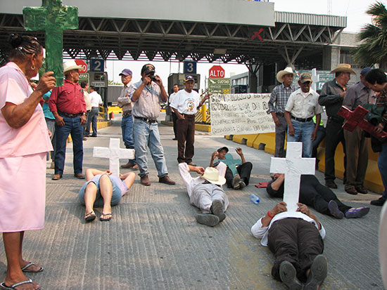 Bloquean exbraceros entrada a Estados Unidos en Puente Internacional de Acuña-Del Rio