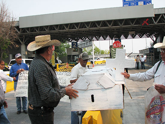 Bloquean exbraceros entrada a Estados Unidos en Puente Internacional de Acuña-Del Rio