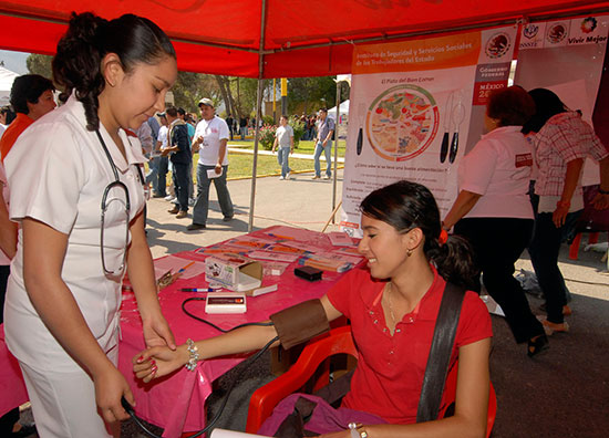 Centenares de jóvenes asisten a la Feria Universitaria en la UAAAN