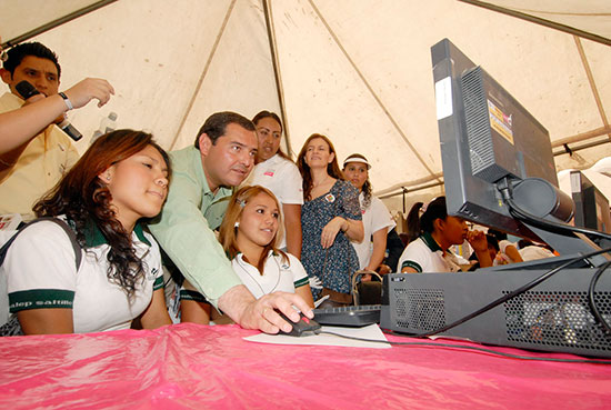 Centenares de jóvenes asisten a la Feria Universitaria en la UAAAN