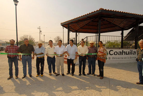 Entrega el gobernador Jorge Torres tarjetas del Teléfono de la Gente y obras en Espinazo, del municipio de Castaños