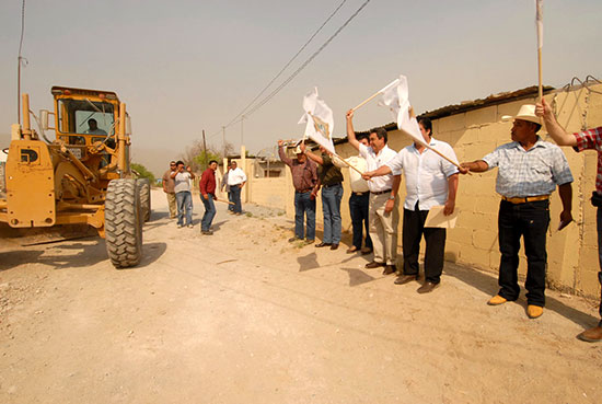 Entrega el gobernador Jorge Torres tarjetas del Teléfono de la Gente y obras en Espinazo, del municipio de Castaños