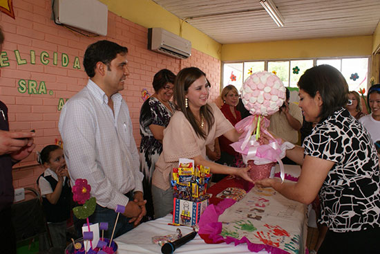 Festeja el  CAM  con fiesta sorpresa a Anateresa Villaseñor de Nerio