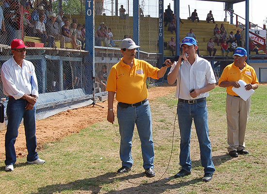 Inaugura Antonio Nerio Liga del Norte en Nueva Rosita