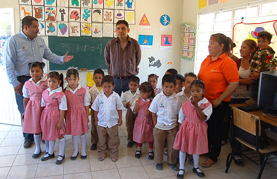 Lleva Antonio Nerio beneficios a jardín de niños CONAFE en Rancho Nuevo