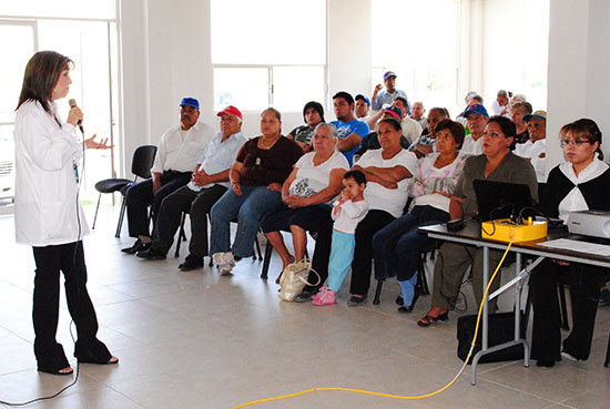 Dra. Blanca Estela de la Garza Elizondo, imparte una plática de Salud Bucal.