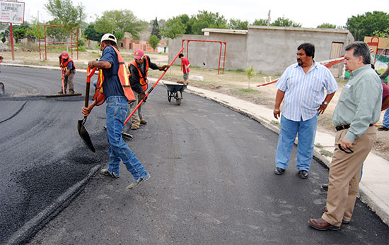 Supervisa el alcalde de Ciudad Acuña recarpeteo y pavimentacion en 9 cuadras de la Ampliación Santa Teresa