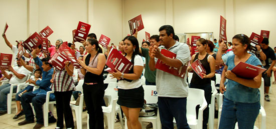 Acompañó Antonio Nerio al Secretario de Sedesol estatal en la entrega de escrituras