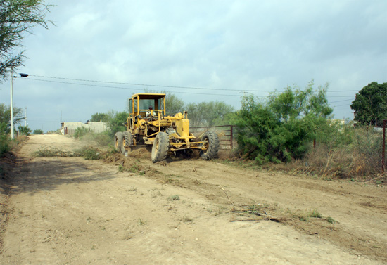 Alinean y compactan vialidades de terracería en la Nueva Jerusalem 