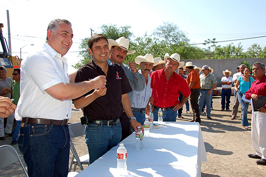 Atestigua Antonio Nerio entrega de tractores a campesinos