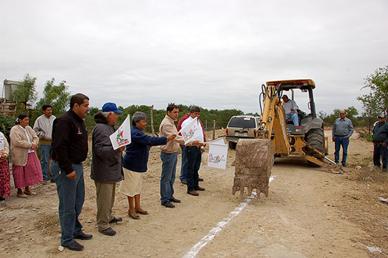 Da Antonio Nerio banderazo  de 6 ampliaciones de red de agua potable