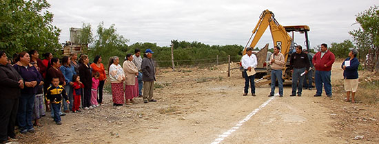 Da Antonio Nerio banderazo  de 6 ampliaciones de red de agua potable