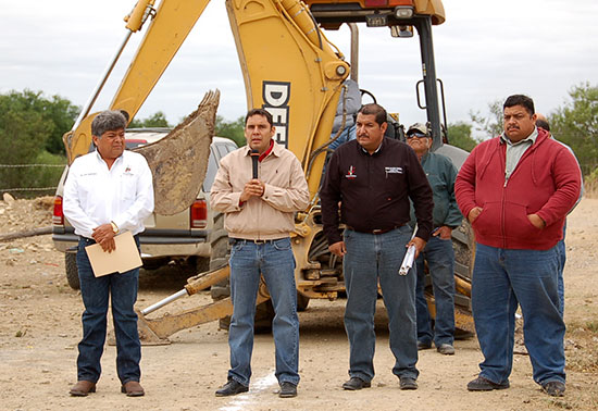 Da Antonio Nerio banderazo  de 6 ampliaciones de red de agua potable